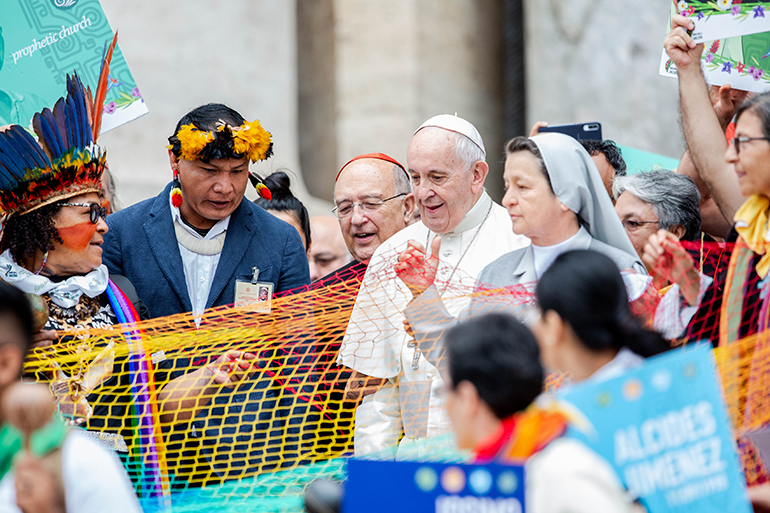 El Papa Francisco dirige la procesión de apertura del Sínodo de la Amazonía, desde la Basílica de San Pedro hasta el Salón del Sínodo, el 7 de octubre de 2019.