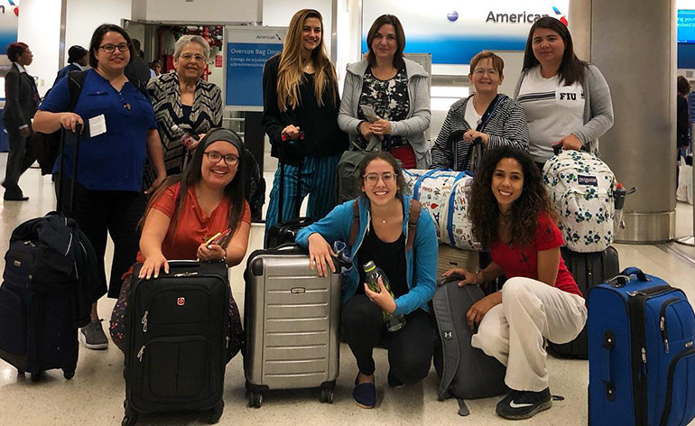 Las misioneras de Amor en Acción se reúnen para una foto grupal antes de partir hacia la República Dominicana este verano. Entre ellas están Jeanette Victoria y su madre, Lourdes Victoria (atrás a la izquierda).