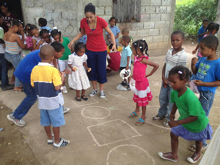 La misionera de Amor en Acción, Janelle Jay, dirige un juego educativo con niños, durante un viaje misionero.