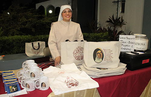 La novicia Carmelita Descalza, Tita del Niño Jesús, vende mercancías, incluyendo las nueces confitadas caseras hechas por las monjas, durante el concierto contemplativo en la iglesia Immaculata Conception, en Hialeah, el 6 de noviembre, en beneficio de las Carmelitas Descalzas y la finalización de su Monasterio de la Santísima Trinidad, en Homestead.