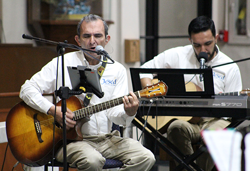 El fundador del ministerio de música Jésed, Federico Carranza, y su hijo, también Federico, cantan y tocan la guitarra en el concierto contemplativo a beneficio de las Carmelitas Descalzas, quienes están recaudando fondos para la finalización de su Monasterio de la Santísima Trinidad, en Homestead. Jésed, con sede en México, son amigos de las Carmelitas desde que las monjas vivían en México.