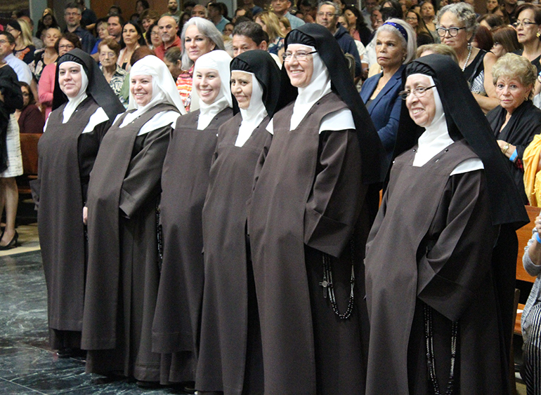 Las monjas y novicias Carmelitas Descalzas sonríen al ser reconocidas en el concierto contemplativo y benéfico celebrado en la Iglesia Immacualte Conception, en Hialeah, el 6 de noviembre, para recaudar fondos para terminar la construcción de su Monasterio de la Santísima Trinidad, en Homestead.