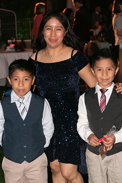 Foto del 7 de noviembre de 2019: Amalia Itzep, originaria de Guatemala, posa con sus hijos, Juan y Mario Herrera, con quienes se reunió después de ser separados por dos meses en el verano de 2018. Fueron detenidos y separados después de cruzar la frontera en Arizona.