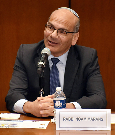 El rabino Noam Marans, director de relaciones interreligiosas del Comité Judío Americano, participa en una mesa redonda sobre las relaciones Vaticano-Israel en la Universidad St. Thomas. El evento honró el 25 aniversario del reconocimiento de la Santa Sede al estado de Israel.