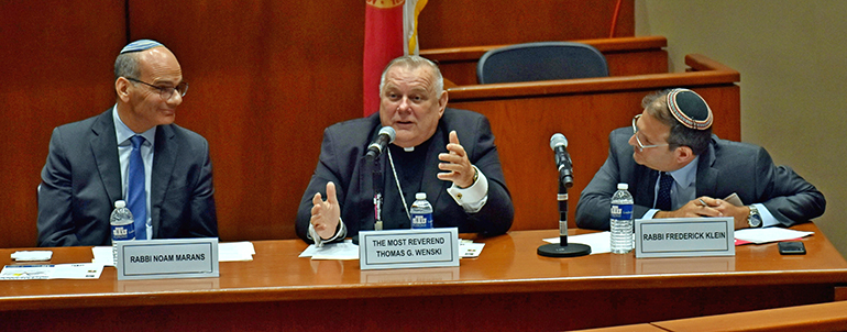 El Arzobispo Thomas Wenski (centro) responde una pregunta en el panel reunido para analizar las relaciones entre el Vaticano e Israel, en la Universidad St. Thomas. Junto a él aparecen el rabino Noam Marans (izquierda), del Comité Judío Americano, y el rabino Frederick L. Klein, vicepresidente ejecutivo de la Asociación Rabínica del Gran Miami.