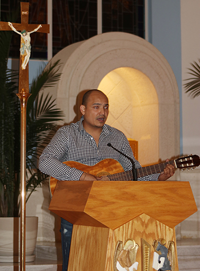 Andrés Hernandez, del ministerio de música de la iglesia Our Lady of Divine Providence, canta el Salmo 146: “Dichosos los que tienen hambre y sed de justicia porque ellos serán saciados”, durante la vigilia de oración por los jóvenes DACA.