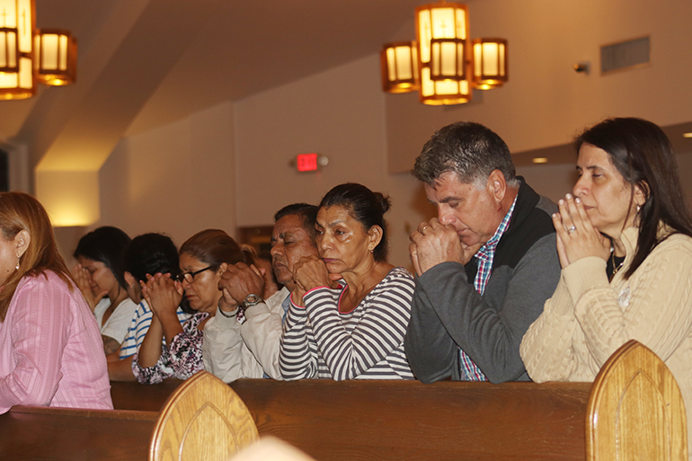 Decenas se reunieron en la parroquia Our Lady of Divine Providence para orar por la defensa del programa DACA, mientras en la Corte Suprema de Justicia se debate el futuro del programa que protege de la deportación alrededor de 700 mil jóvenes llegados en la infancia a este país.