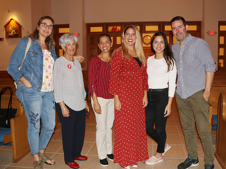 Acompañantes de la joven “soñadora” María Ángela Alfonzo (centro con vestido rojo) posan con ella después de la vigilia por los jóvenes Daca, en la parroquia Our Lady of Divine Providence. Desde la izquierda: su tía Graciela Guine; Silvia Muñoz, directora de Acción Social del Instituto Jesuita Pedro Arrupe, en Miami, y organizadora del evento; Yelixa Urribarre, su madre. A la derecha: María Fernanda Alfonzo, su hermana y Juan Carlos Alfonzo, su padre.