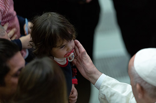 El Papa Francisco se reunió con los empleados de la Santa Sede y del Estado de la Ciudad del Vaticano, con sus respectivas familias, para intercambiar saludos navideños dentro del Salón Pablo VI del Vaticano, el 21 de diciembre de 2019.