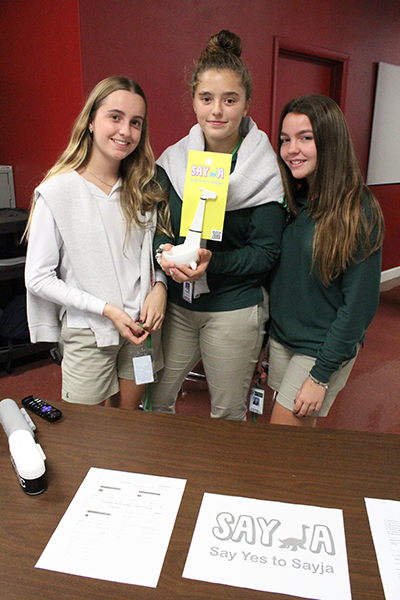 Natalia Rosell, Romina Gutierrez-Zamora y Maite Ordorica, estudiantes de décimo grado en el programa de marketing en la escuela Immaculata-La Salle, posan con su innovador cucharón Sayja. Los estudiantes se unieron a otros compañeros de clase en la competencia de proyectos curriculares de la escuela y ganaron el primer lugar. Presentaron su proyecto a otros estudiantes durante la celebración del Día Nacional de STEAM en la escuela.