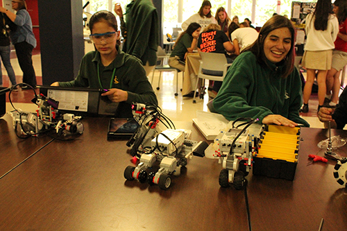 Estos no son unos Legos normales. Son robots, guiados por estudiantes de la escuela secundaria Immaculata-La Salle, quienes demostratron sus habilidades en el campo de la ingeniería durante la celebración del Día Nacional de STEAM, el pasado mes de noviembre.