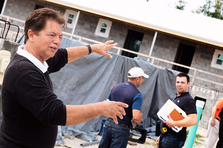 Peter Routsis-Arroyo, director de Caridades Católicas de la Arquidiócesis de Miami, hace una pregunta durante un recorrido reciente por las nuevas instalaciones de St. Bede's Village, patrocinada por Caridades Católicas en Key West. Se espera que las viviendas, de precio asequible para los trabajadores del area, estén disponibles para el próximo verano.