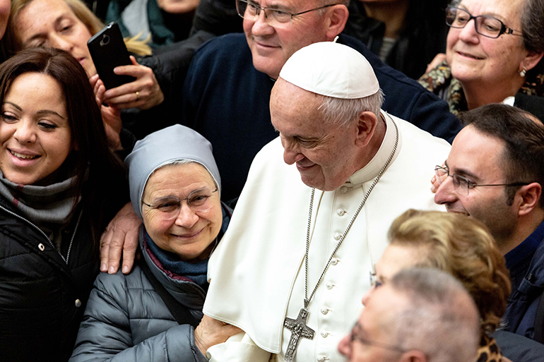 El papa Francisco saluda a los peregrinos después de la audiencia general, el 29 de enero de 2020, dentro del Salón Pablo VI, en el Vaticano.