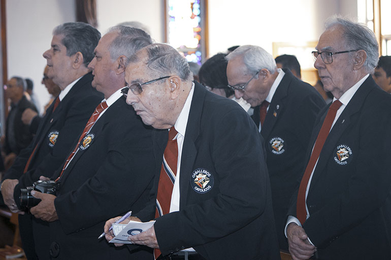 El Dr. Santiago C&aacute;rdenas, al frente a la izquierda, participa junto con otros miembros de los Caballeros Cat&oacute;licos en la Misa de inauguraci&oacute;n de la sexta Semana Social, celebrada por Mons. Enrique Delgado, obispo auxiliar de Miami, el 2 de febrero de 2020 en la iglesia St. John the Apostle en Hialeah.