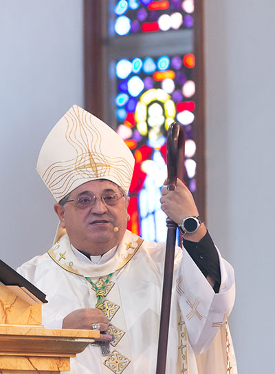 Mons. Enrique Delgado, obispo auxiliar de Miami, predica la homil&iacute;a, donde explic&oacute; que con su doctrina social, la Iglesia trata de poner en pr&aacute;ctica el mandamiento de amar a Dios y amar al pr&oacute;jimo para “construir el reino de los cielos aqu&iacute; en la tierra”.
