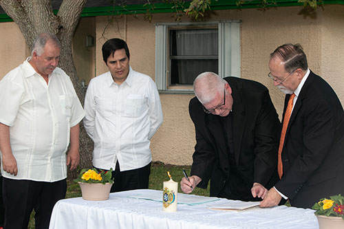 Firmando los papeles que transfieren la relación del Centro Educativo La Salle, en Homestead, del Distrito Antillas-México Sur al Distrito Norte América Este, de izquierda a derecha: el Hermano lasallista Pedro Álvarez Arena, el Hermano Rafael Cerón Castillo, el Hermano Dennis Lee y Alan Weyland, director de misión de los lasallistas de Norte América.