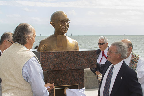 Miembros del grupo Acción Católica Cubana en el Exilio, sacerdotes y otros grupos visitantes, se reunieron el 9 de febrero de 2020 para asistir al develamiento y la bendición del busto del venerable Hermano Victorino de la Salle. La ceremonia tuvo lugar en la Ermita de Nuestra Señora de la Caridad, en Miami.