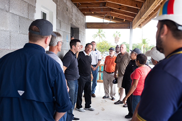 En esta foto de archivo de noviembre de 2019, Peter Routsis-Arroyo, director de Caridades Católicas de la arquidiócesis de Miami, (centro), habla durante un reciente recorrido por el sitio de construcción de una nueva instalación de desarrollo St. Bede's Village, en Key West, patrocinada por Caridades Católicas. Se espera esté terminada tan pronto como el próximo verano. Las agencias locales están preocupadas por los efectos de la pandemia COVID-19 en las poblaciones sin hogar.