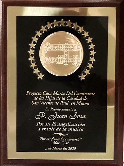 Placa de reconocimiento otorgada por el Proyecto Casa María del Caminante de las Hijas de la Caridad, de Miami, organizadora del evento, al P. Juan Sosa, párroco de St. Joseph, en Miami Beach, por su contribución a la liturgia y la evangelización a través de la música.