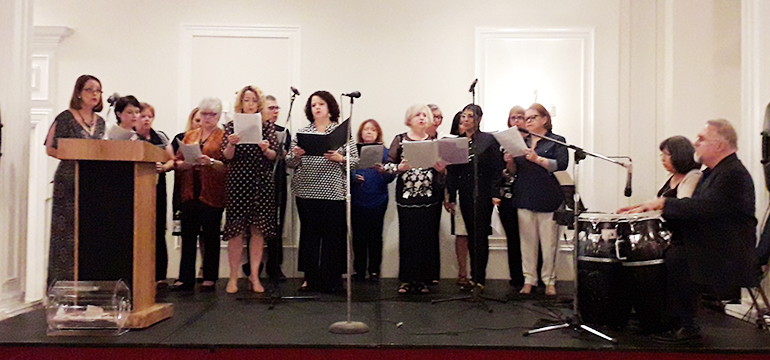 Presentación del coro diocesano dirigido por María Pérez-Rudisill durante la cena-concierto en homenaje a los compositores católicos de Miami. El coro interpretó obras de los compositores cubanos homenajeados.