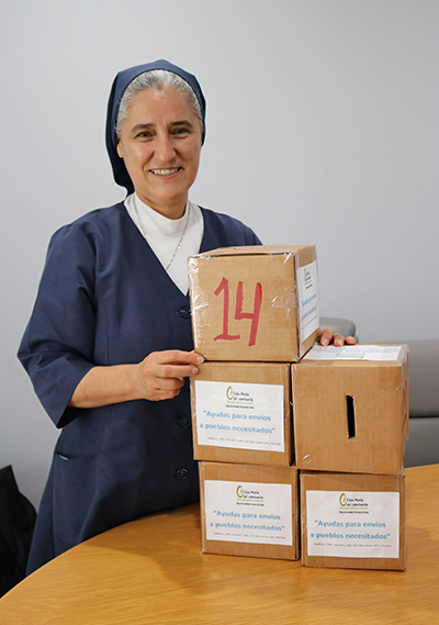 Sor Consuelo Gómez, de las Hijas de la Caridad, muestra las cajas que distribuye en diferentes lugares para recolectar dinero para enviar ayuda a un centro de niños en Venezuela.