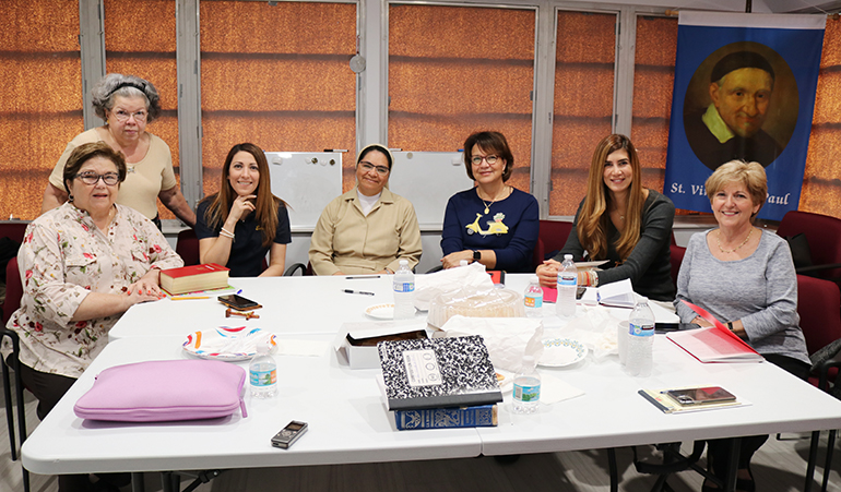 Algunas integrantes de Ladies of Charity o Damas de la Caridad, posan para la foto con Sor Fanny Amanda Mora, de las Hijas de la Caridad, durante una charla de formación. Ladies of Charity es el voluntariado más antiguo de la Iglesia, fundado por San Vicente de Paúl. En Miami se acaba de fundar hace seis meses.