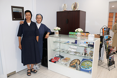 Sor Fabiola Guamán (izquierda) y Sor Consuelo Gómez, de las Hijas de la Caridad, posan con algunos artículos religiosos que venden en su Casa San Vicente de Paúl, en Miami.