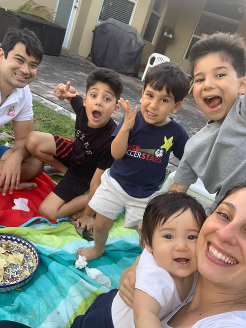 La familia Caballero disfruta creando recuerdos felices con un picnic con nachos durante la cuarentena. "Fue increíble porque era un gran plato de nachos y ni siquiera lavamos los platos. La limpieza fue el único plato, algunas tazas y el mantel", dijo Odalys Caballero. "Los niños se llevaron un lindo recuerdo de lo divertido que fue tener a papá cerca y una cena tranquila, divertida y diferente". Desde la izquierda: Matthew Caballero; Samson, de 8 años; Jorge, de 6; Mateo, de 3; Serafina, de 10 meses, y Odalys Caballero.