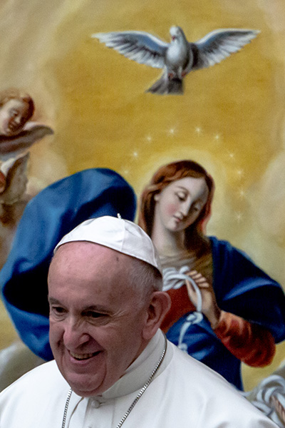 El Papa Francisco parado frente a una pintura de "Nuestra Señora Desatanudos" después de la audiencia general del miércoles 19 de febrero de 2020, en el Salón Pablo VI del Vaticano.