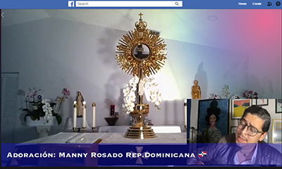 El cantante católico Manny Rosado, de República Dominicana, canta el 14 de abril, durante la Hora Santa de la parroquia Little Flower, en Hollywood, desde su casa. La Hora Santa se transmite en vivo todas las noches a las 9 p.m. por la cuenta de Facebook de la parroquia Little Flower de Hollywood.