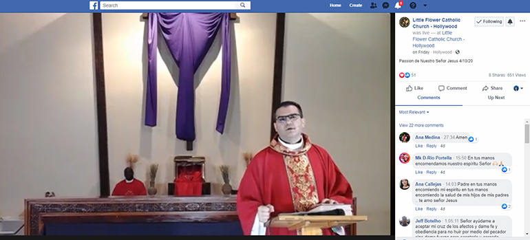 El P. Javier Barreto, administrador de la parroquia Little Flower, en Hollywood, celebra la Liturgia de la Pasión de Nuestro Señor Jesucristo, el Viernes Santo, 10 de abril, que fue transmitida en vivo por Facebook.