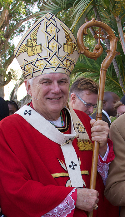 El Arzobispo Thomas Wenski en el exterior de la Catedral St. Mary, de Miami, al concluir una Misa del Domingo de Ramos en 2013.