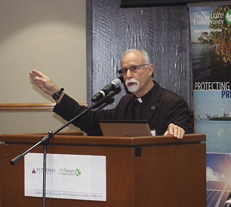 El P. Alfred Cioffi, profesor de biología y bioética de la Universidad St. Thomas, habla en un evento sobre el clima en abril de 2019, en dicha institución.