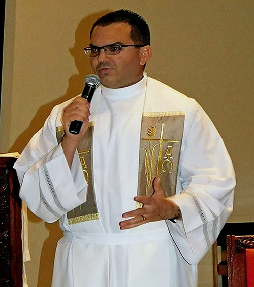 El P. Javier Barreto de la iglesia Little Flower, en Hollywood, dice que las redes sociales hacen que las personas presten más atención a la liturgia.