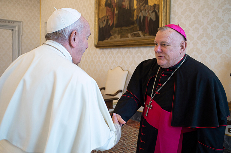 El arzobispo Thomas Wenski saluda al Papa Francisco antes de reunirse con él y los otros obispos de la Florida, Georgia, Carolina del Norte y Carolina del Sur, el 13 de febrero de 2020 en Roma.