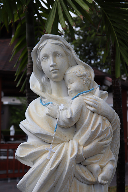 Imagen de la Virgen María y el Niño Jesús en la iglesia St. Matthew, en Hallandale Beach.