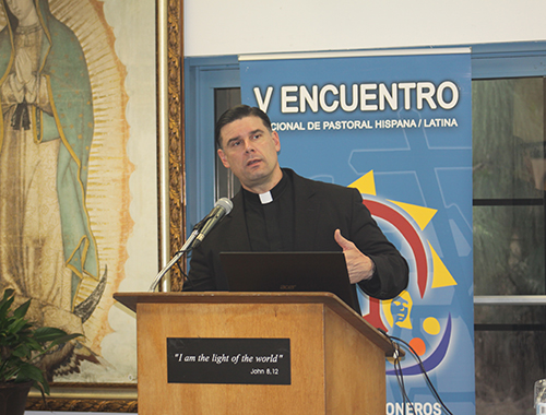 En esta fotografía de junio de 2018, el P. Rafael Capó, director del Instituto de la Pastoral Hispana de los Estados Unidos, SEPI, da inicio a la conferencia sobre la Nueva Evangelización en la Iglesia de Hoy. La conferencia fue parte de la celebración del 40 aniversario del SEPI y fue dirigida a los maestros, alumnos y colaboradores de los diferentes programas del SEPI.