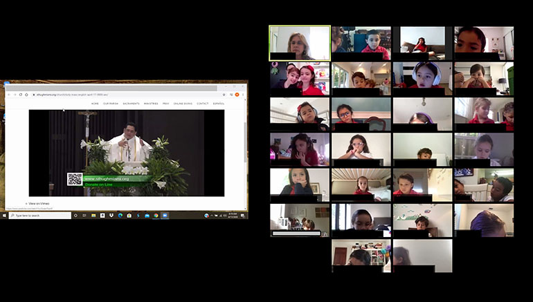 El párroco de la iglesia St. Hugh, el P. Luis Largaespada, celebra una misa por internet para los estudiantes de la escuela St. Hugh. Aunque las escuelas permanecieron cerradas debido al coronavirus, los estudiantes y maestros de St. Hugh se reunieron todos los viernes para su misa semanal de la escuela.