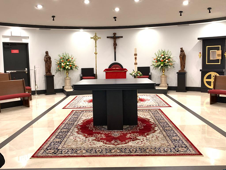 Foto del nuevo altar de la capilla de la iglesia de Mother of Christ, en Miami. El arzobispo celebró la misa en la capilla el 30 de mayo de 2020 y consagró el nuevo altar.