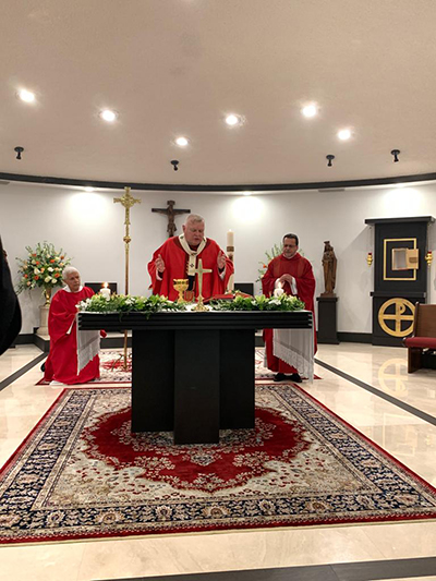 El Arzobispo Thomas Wenski celebra la misa en la capilla de la iglesia Mother of Christ en Miami, donde consagró el nuevo altar
durante la vigilia de Pentecostés, el 30 de mayo de 2020. A la derecha está el administrador de la parroquia, el P. Jorge
Carvajal-Niño.