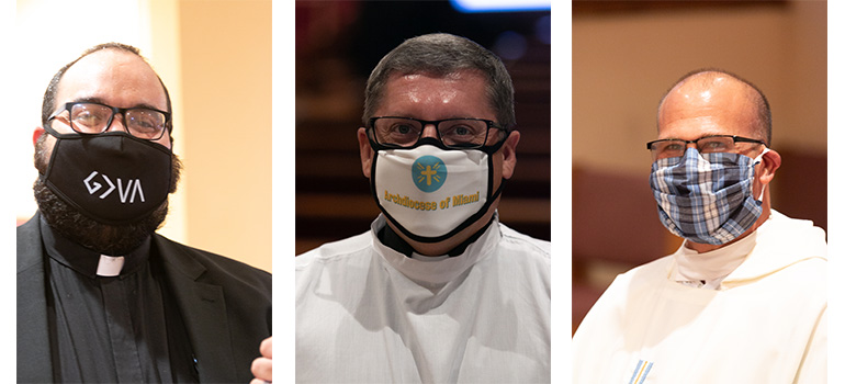 Comunicando con sus máscaras, desde la izquierda: El P. Matthew Gómez, director de vocaciones entrante; Mons. Dariusz J. Zielonka, juez del Tribunal Metropolitano; y el P. Christopher Marino, rector de la Catedral St. Mary.