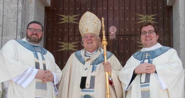 El Arzobispo Thomas Wenski ordenó a dos nuevos sacerdotes para la Arquidiócesis de Miami, el P. Ryan Saunders, izq., y el P. Andrew Tomonto, el 27 de junio 2020.