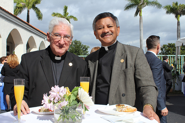 En esta foto de enero de 2016, el Padre Rafael Pedroso, a la izquierda, se retrata con su sucesor como párroco de Santa Barbara, el Padre Miguel Gómez, durante la celebración por el 20 aniversario del Centro Mater en Hialeah Gardens.