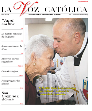 El recién ordenado P. Elkin Sierra besa a su madre en esta foto ganadora del segundo lugar por Mejor Fotografía, que apareció en la portada de Mayo de 2019 de La Voz Católica.