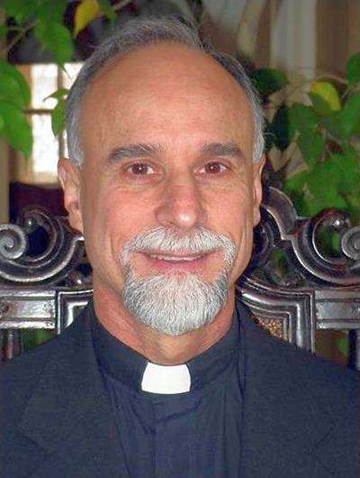 El P. Alfred Cioffi dirige el programa de Maestría en Bioética de la Universidad St. Thomas, en Miami Gardens.