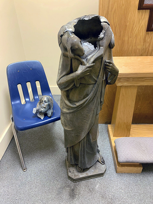 Esta estatua de Cristo, el Buen Pastor, fue decapitada durante la noche del 14 de julio de 2020 y la mañana del 15 de julio de 2020. La estatua estaba en las afueras de la iglesia Good Shepherd en Kendall. El Arzobispo Thomas Wenski ha pedido a las autoridades que investiguen el acto como un "crimen de odio".