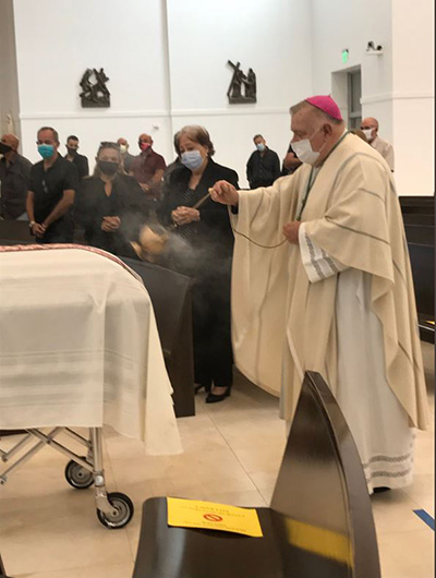 El arzobispo Thomas Wenski preside durante el funeral del P. Rafael Pedroso, sacerdote jubilado de la Arquidiócesis de Miami que fue pastor fundador de Santa Bárbara en Hialeah Gardens, el 31 de julio de 2020 en la Iglesia de Nuestra Señora de Guadalupe en Doral. El Padre Pedroso murió después de una larga enfermedad complicada por COVID-19.