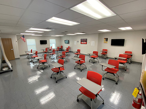 En la foto se muestra los pupitres socialmente distanciados en una de las aulas de la Escuela Secundaria Msgr. Edward Pace, mientras la escuela se prepara para reanudar las clases de forma virtual por ahora, el 19 de agosto de 2020.