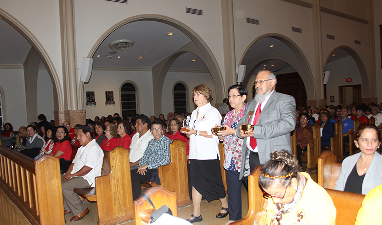 Miembros de la Renovación Carismática de Miami llevan el ofertorio durante una Misa en febrero de 2018, en la Catedral St. Mary. La participación de los fieles es de vital importancia para hacer crecer la cultura de la corresponsabilidad y de la ayuda a las necesidades de la Iglesia en las comunidades parroquiales, según el documento “La conversión pastoral de la comunidad parroquial al servicio de la misión evangelizadora de la Iglesia”, publicado en julio pasado por la Santa Sede.