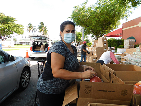 Anelys Medina, diez años atrás, llegó al banco de comida de la parroquia Mother of Christ, en Miami, pidiendo alimentos para su familia. Ahora ayuda voluntariamente en la distribución de despensas para los más necesitados.
